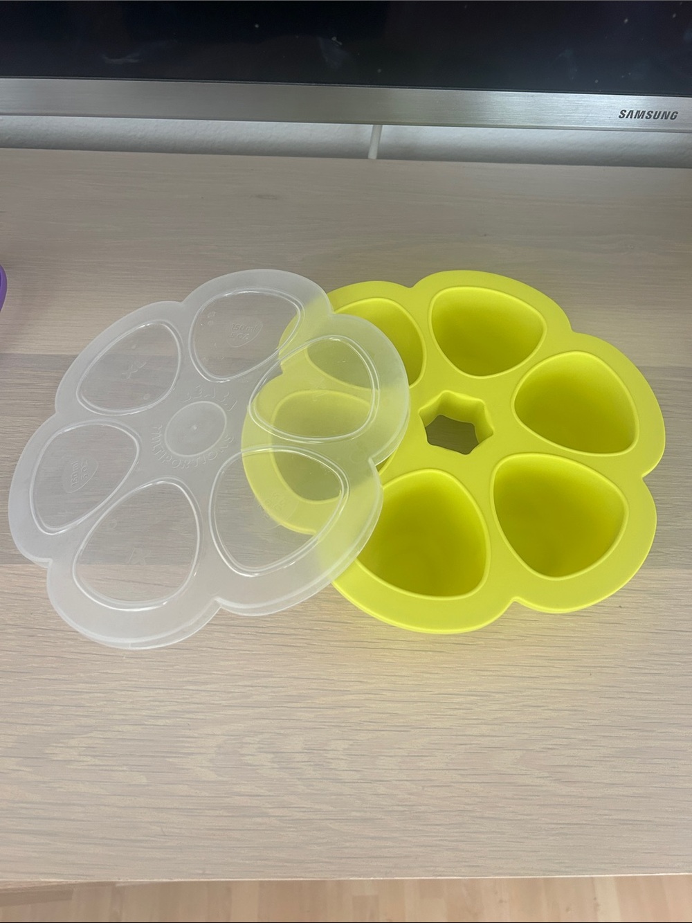 Beaba Silicone Food Storage with Lid - Bright Yellow/Green